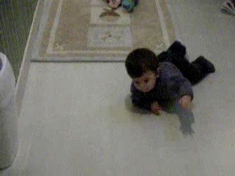 Je fais du 4 pattes et je rampe style commando !