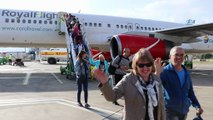Büyük gövdeli uçakla gelen 224 Rus turist çiçeklerle karşılandı