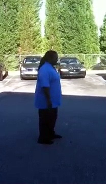 Un homme de 140 kg tente de réaliser un backflip