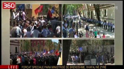 Tensionohet situata para zyrës së Xhafajt, kapsolla e gurë. Një person i shtrirë përtokë