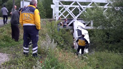 Devrilen otomobil köprü korkuluklarında asılı kaldı - KÜTAHYA
