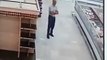 Il se pensait tout seul : danse au supermarché filmée par les caméras de surveillance