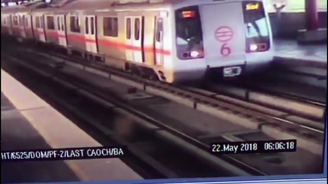 Idiot de l'année : il traverse les rails du métro à pied devant une rame !