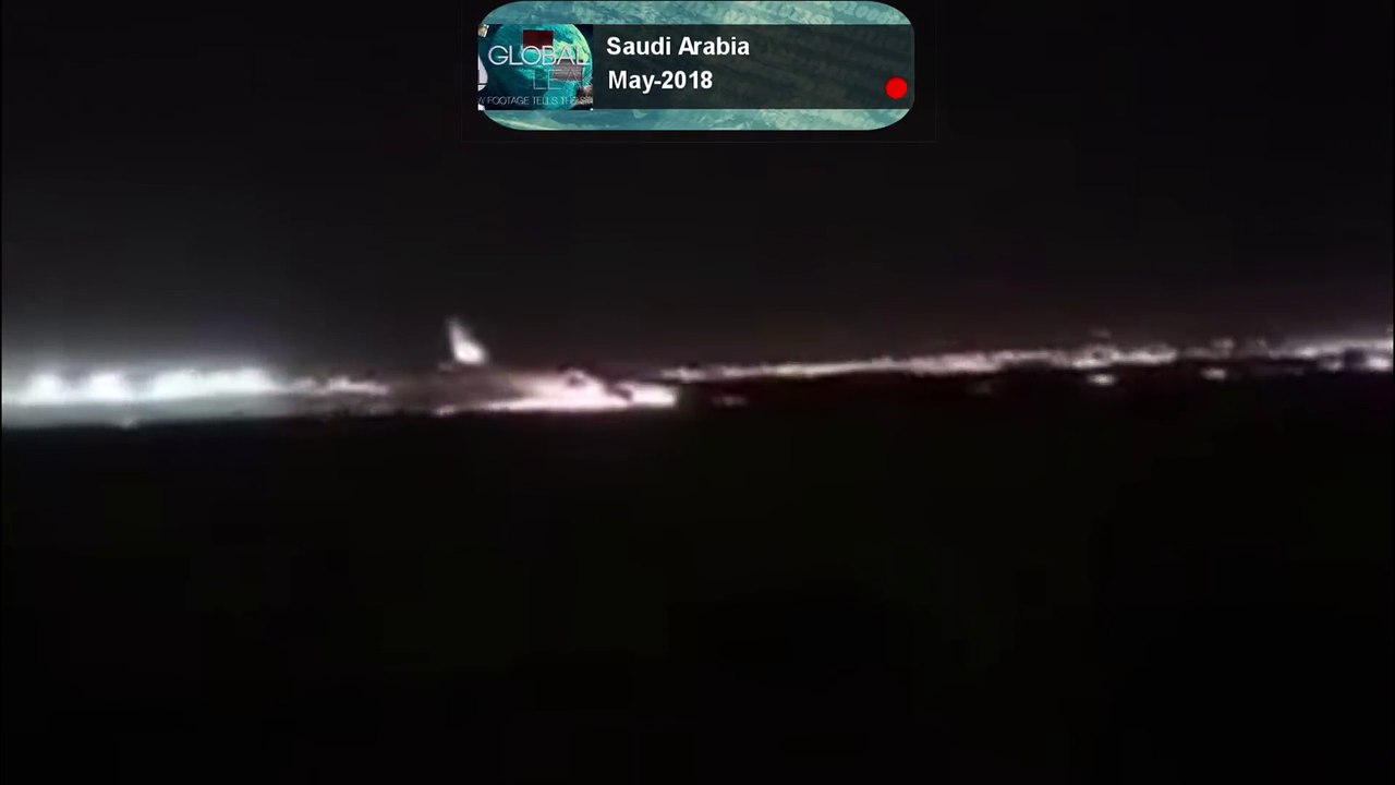Atterrissage sans la roue avant d'un avion en Arabie Saoudite de nuit !