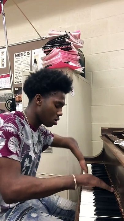 3 doigts sur 2 mains : handicapé il joue du piano comme un dieu !