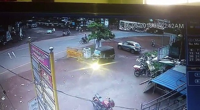 Gas Tanker Lorry hits bus in india...15 injured...!!!!!