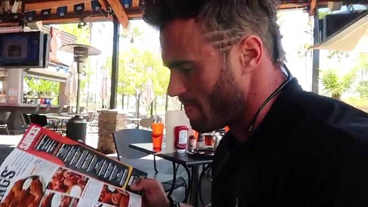 PICKING UP GIRLS AT HOOTERS! LONG BEACH AQUARIUM