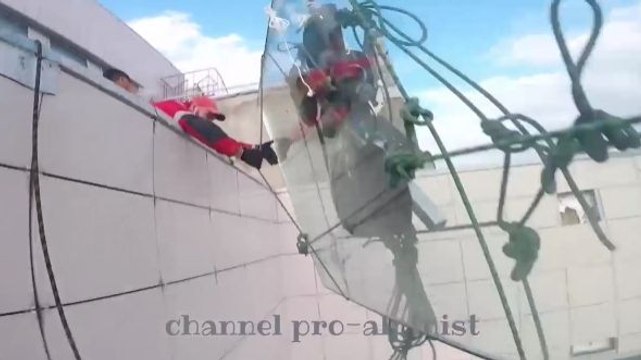 Chute d'une vitre depuis le sommet d'un immeuble (Russie)