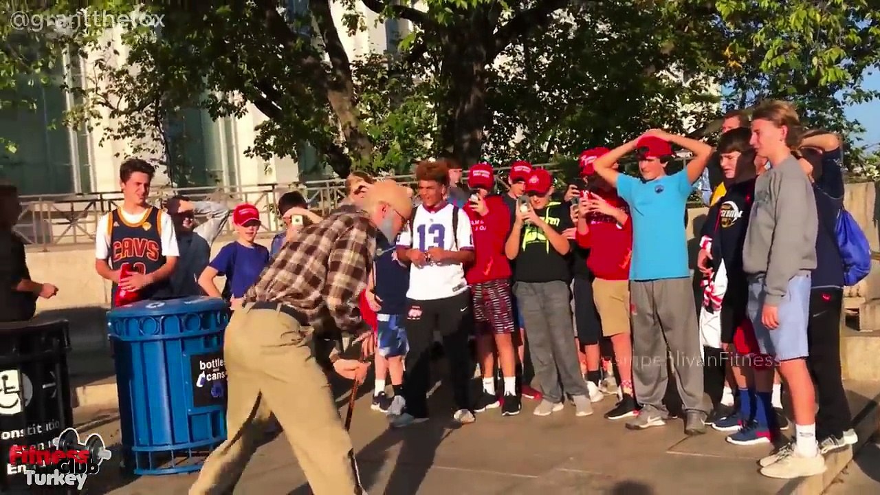 YAŞLI ADAM KILIĞINA GİRİP İNSANLARI TROLLEDİ