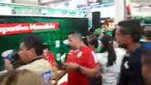 En vivo: Los jugadores de Marathón traen la copa de campeón y firman autógrafos en DIUNSA salida a La Lima.