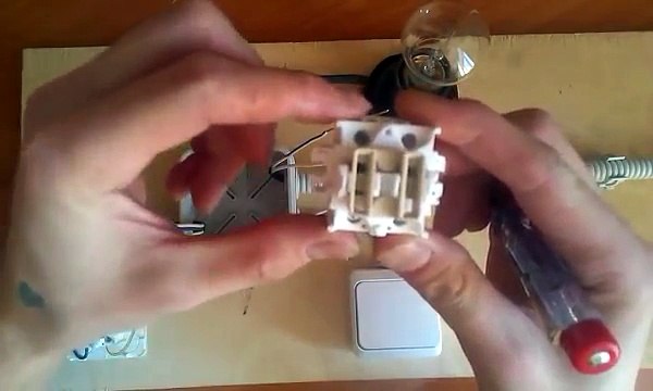 Как подключить проходной выключатель