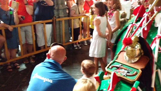 Ducasse de Mons 2018.Les enfants près du dragon et du car d'or.Vidéo 1 Eric Ghislain