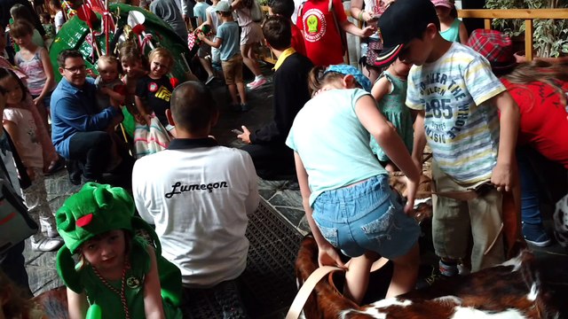 Les enfants près du dragon et du car d or.Video 2 Eric Ghislain