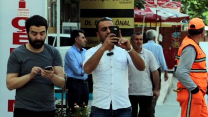 Hastanedeki görevlilere kızıp çatıya çıktılar