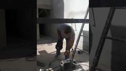 Régis soude une poutre (Argentine)