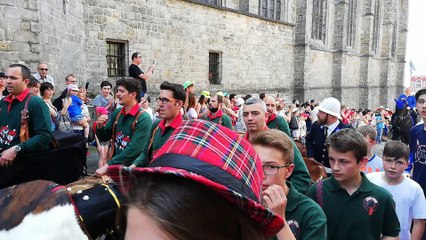 Arrivée de saint Georges, des acteurs et du dragon