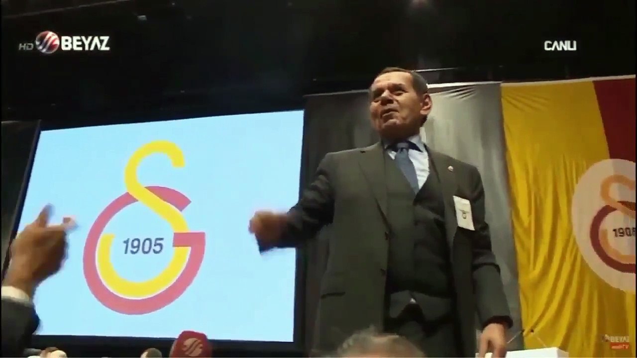 Dursun Özbek ilk sandıklar açıldıktan sonra salonu terk etti!
