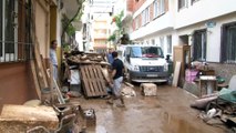 Evlerini çamurlu su basan vatandaşlar 24 saattir temizlik yapıyor
