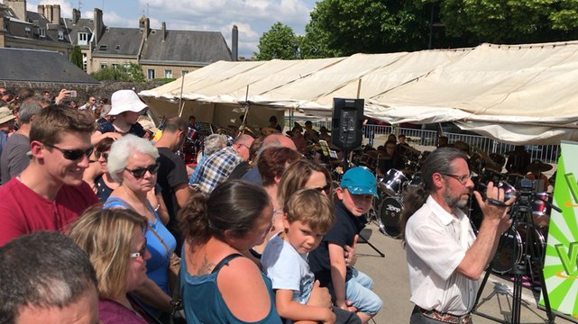 100 batteurs en concert au château