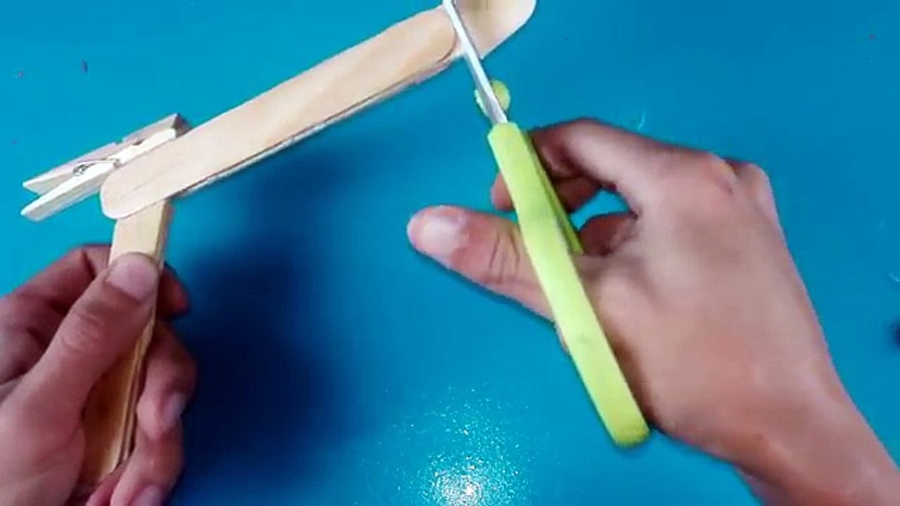 como hacer una pistola de balines con palos de paleta