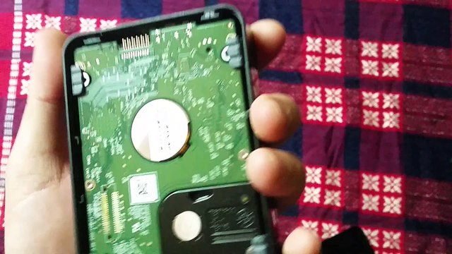 WESTERN DİGİTAL ELEMENTS 2.5'' İNCH 1TB TAŞINABİLİR HARD DİSK(EXTERNAL HARD DRİVE) SÖKÜLÜP İÇİNİN AÇILMASI(OPENİNG AND DİSASSEMBLY)