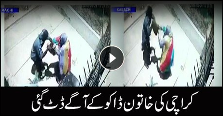 Woman stands up against street robber in Karachi