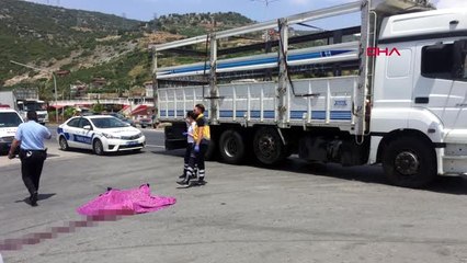 Antalya Yolun Karşısına Geçmek İsterken Kamyonun Altında Can Verdi-Hd