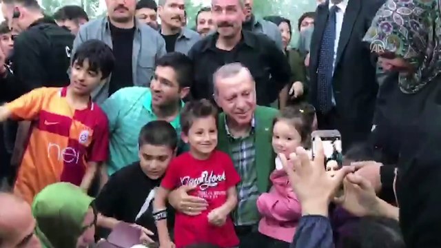 Cumhurbaşkanı Erdoğan, Zeytinburnu Sahili'nde iftarı bekleyen vatandaşlarla sohbet etti - İSTANBUL
