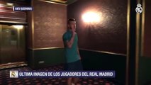 Los jugadores del Real Madrid se relajan con un rondo en el salón de su hotel en Kiev