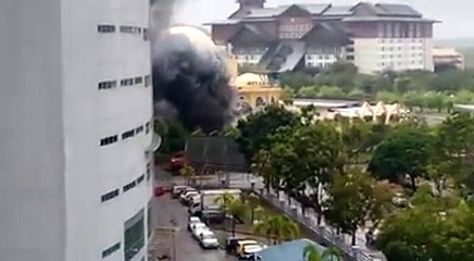 KEBAKARAN yang membabitkan bilik Transformer dalam di Planetarium Melaka, Pusat Dagangan Antarabangsa Melaka (MITC) Ayer Keroh. - Video Ihsan Pembaca
