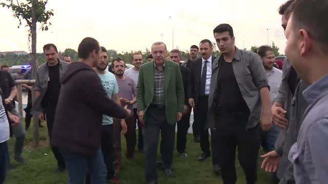 Cumhurbaşkanı Erdoğan, Zeytinburnu Sahili'nde İftarı Bekleyen Vatandaşlarla Sohbet Etti (2)