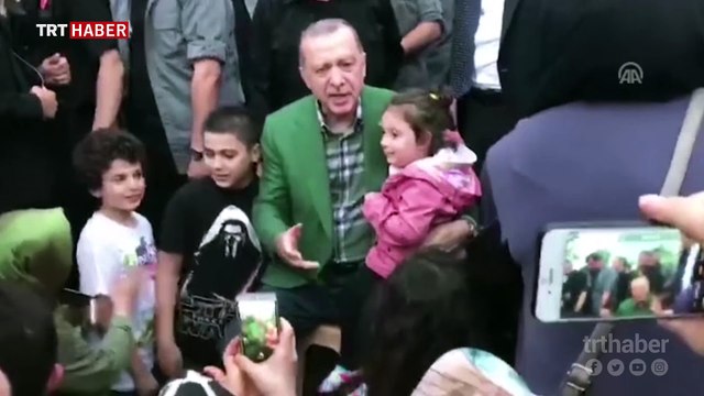Cumhurbaşkanı Erdoğan iftarı bekleyen vatandaşlarla sohbet etti