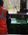 Un train fait peur à des filles sur une voie ferrée