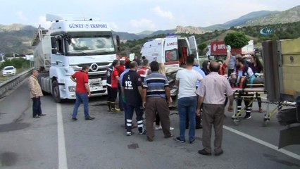 Kamyonet ve otomobil çarpıştı: 1 ölü, 2 yaralı