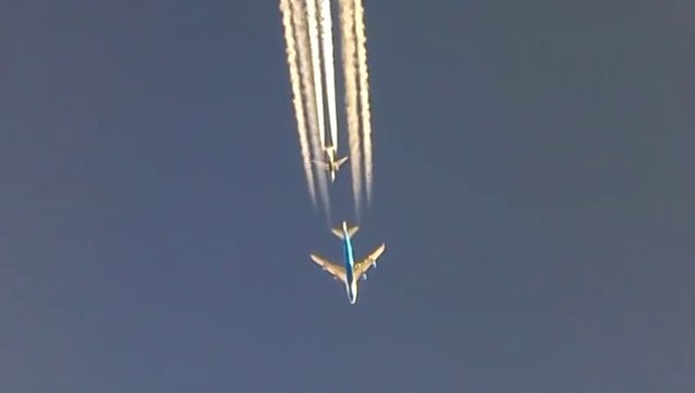 Un avion Boeing 747 et un 737 font la course en plein ciel au dessus de Bagdad