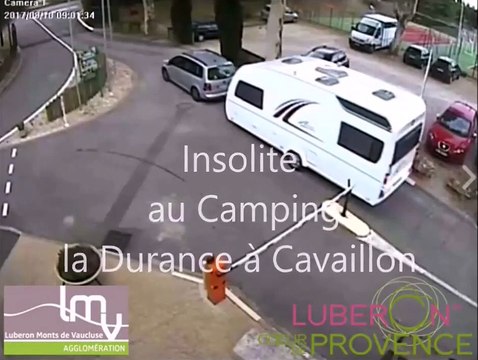 Cette caravane est bien décidée à rester au camping... Incroyable
