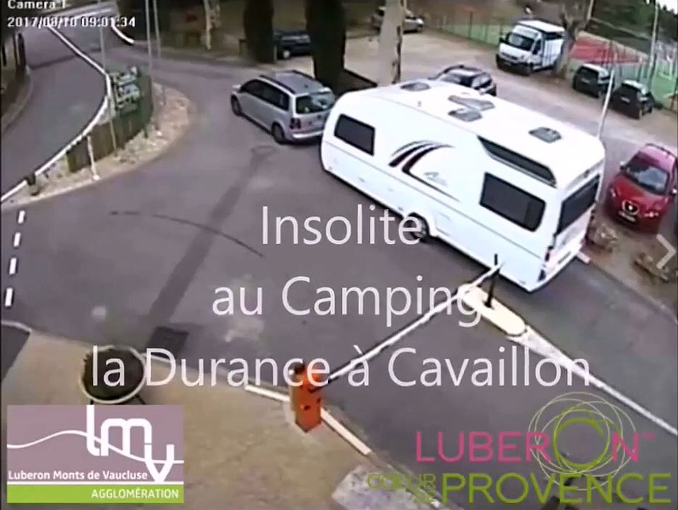 Cette caravane est bien décidée à rester au camping... Incroyable
