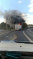 Cet automobiliste croise un camion en feu sur une autoroute de Naranderra  - Australie