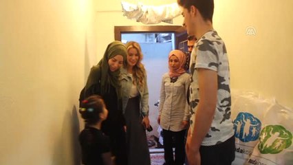 Oyuncu Gamze Özçelik, Suriyeli Aileyle İftar Yaptı