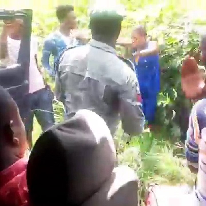 Nigerian Policeman beats up lady for refusing to allow him Search inside her pants along Warri/Sapele road, Delta State