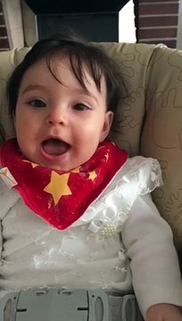 Një vajzë e vogël nuk di të ndalet së qeshuri kur dëgjon fjalët e njohura 'Gang Gang'