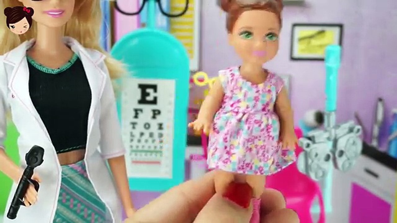 Barbie Quiero ser Oculista - Muñeca Doctora Barbie Examina a Chelsea - Eye Doctor