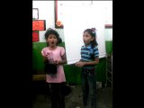 Gemelas cantando un tema de las hermanas calle