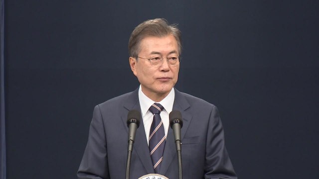 문재인 대통령 김 위원장, 일체의 형식 없이 만나자고 제안 / YTN