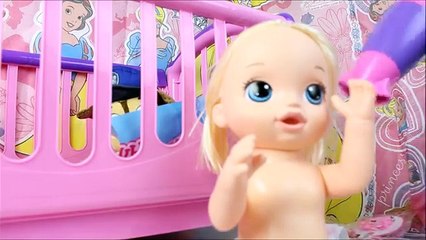BABY ALIVE CLARICE ROTINA DA TARDE Bagunça na hora do Banho