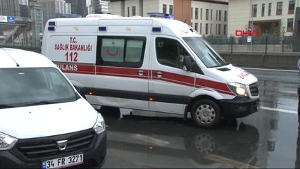 D-100 Karayolunda Otomobil Otobüs Durağına Çarptı: 1 Ağır Yaralı