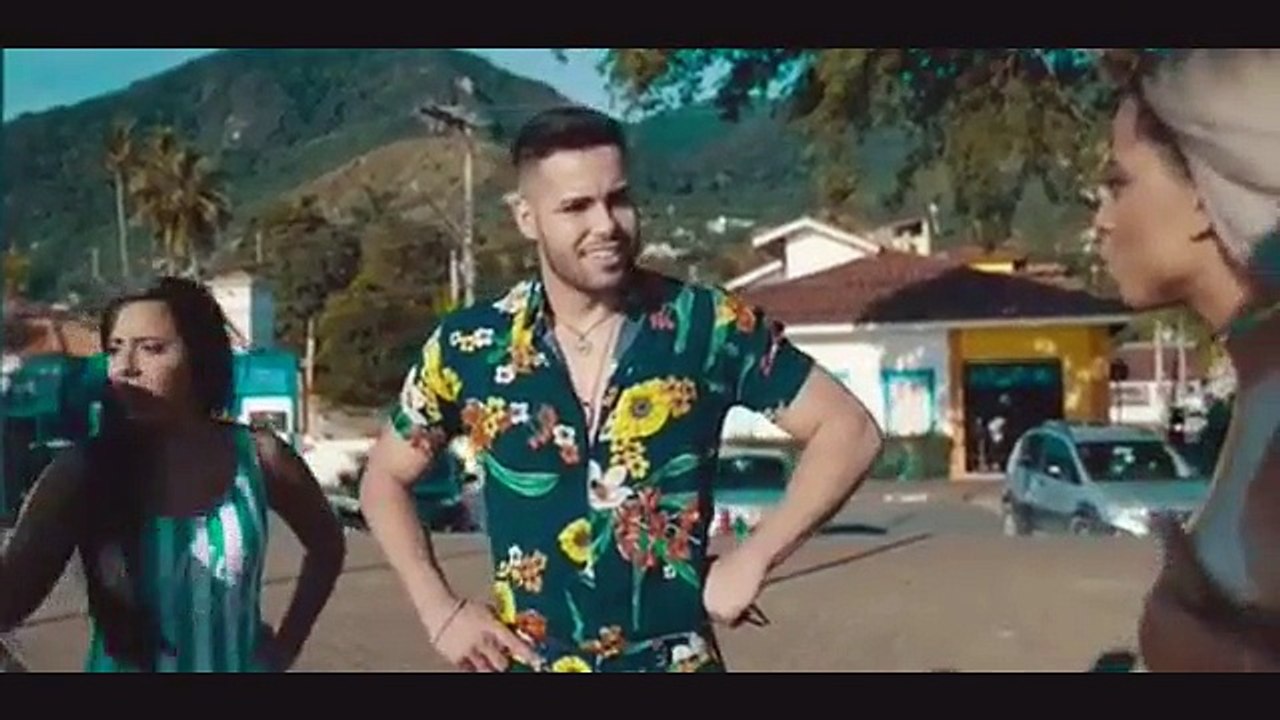 Jerry Smith e MC Loma e As Gêmeas Lacração  - Não se apaixona (Clipe Oficial)