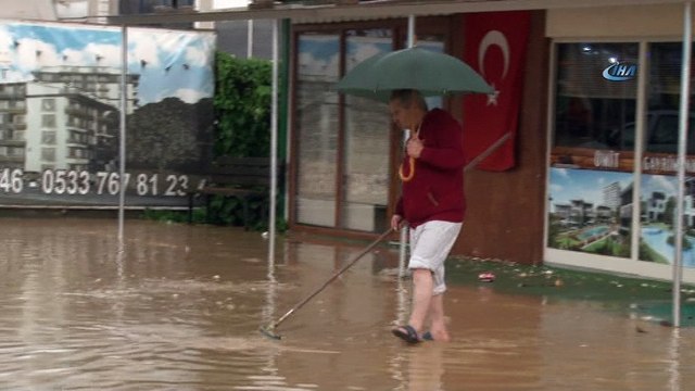 Kocaeli’de sağanak yağış hayatı felç etti