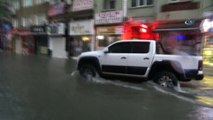 Yalova Sele teslim... 30 Dakika yağan yağmur şehrin sokaklarını Venedik’e çevirdi