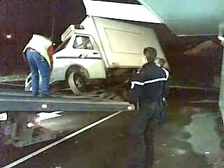 Accident inattendu : chute de toiture sur deux roues 🚗